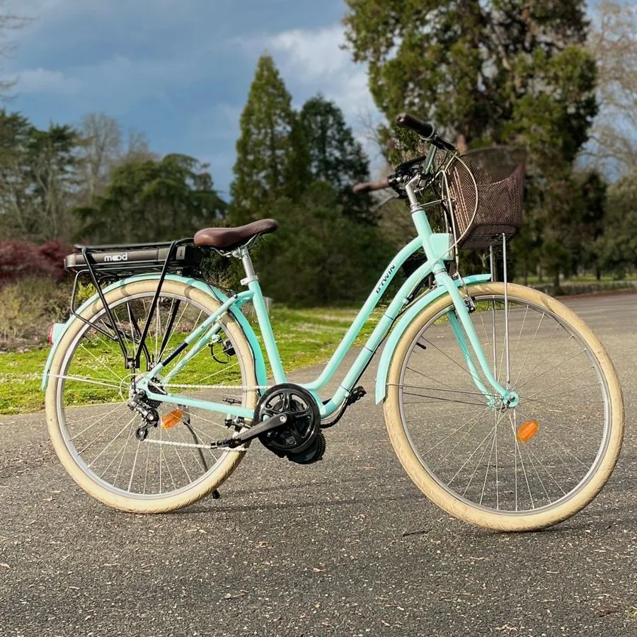 Vélo de ville B'Twin vert d'eau électrifié par Mood, batterie sur le porte-bagage
