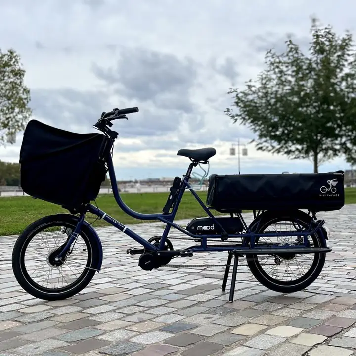 Longtail compact électrifié par Mood, photographié dans Bordeaux