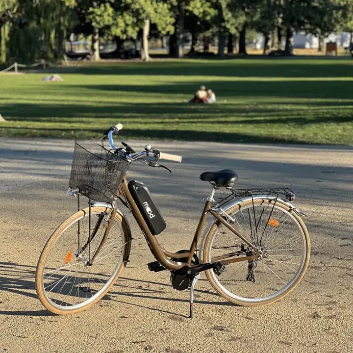Vélo de ville électrifié par Mood, photographié dans Bordeaux