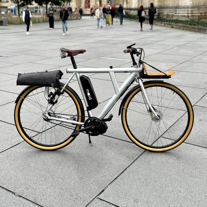 Vélo de ville vintage électrifié par Mood, photographié dans Bordeaux