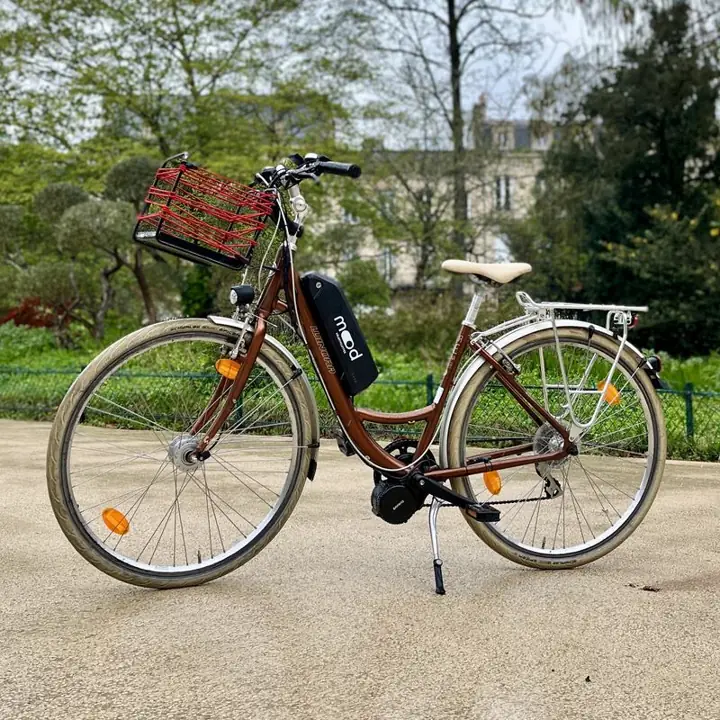 Vélo de ville électrifié par Mood, photographié dans Bordeaux