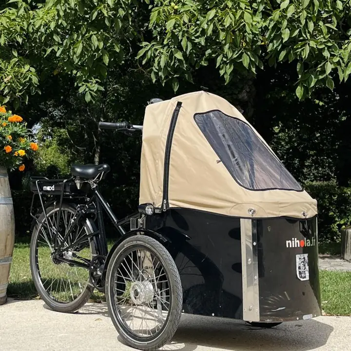 Triporteur avec capote électrifié par Mood, photographié dans Bordeaux