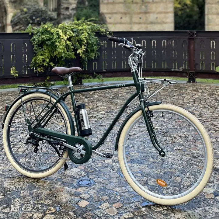 Vélo de ville électrifié par Mood, photographié dans Bordeaux