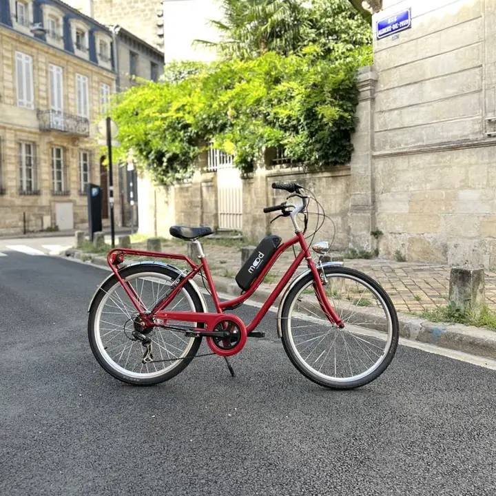 Vélo de ville électrifié par Mood, photographié dans Bordeaux