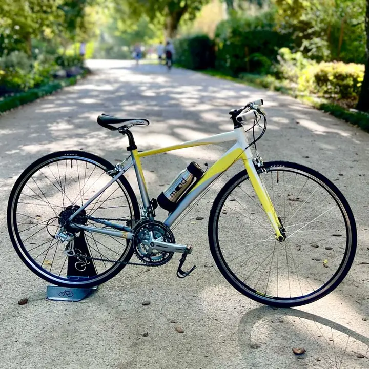 Vélo fitness électrifié par Mood, photographié dans Bordeaux
