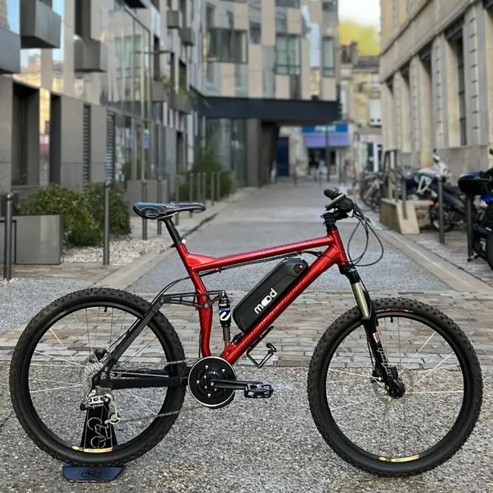 VTT tout-suspendu électrifié par Mood, photographié dans Bordeaux