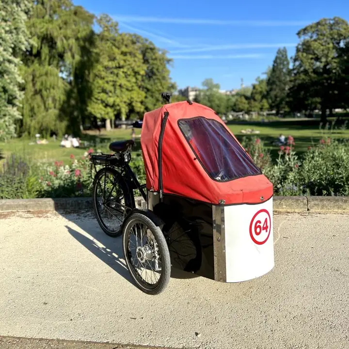 Triporteur avec capote électrifié par Mood, photographié dans Bordeaux
