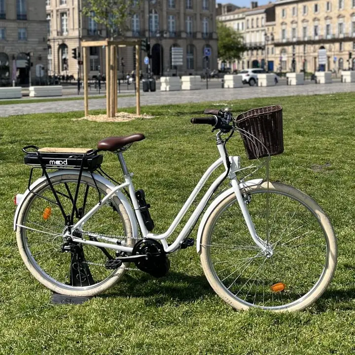 Vélo de ville électrifié par Mood, photographié dans Bordeaux