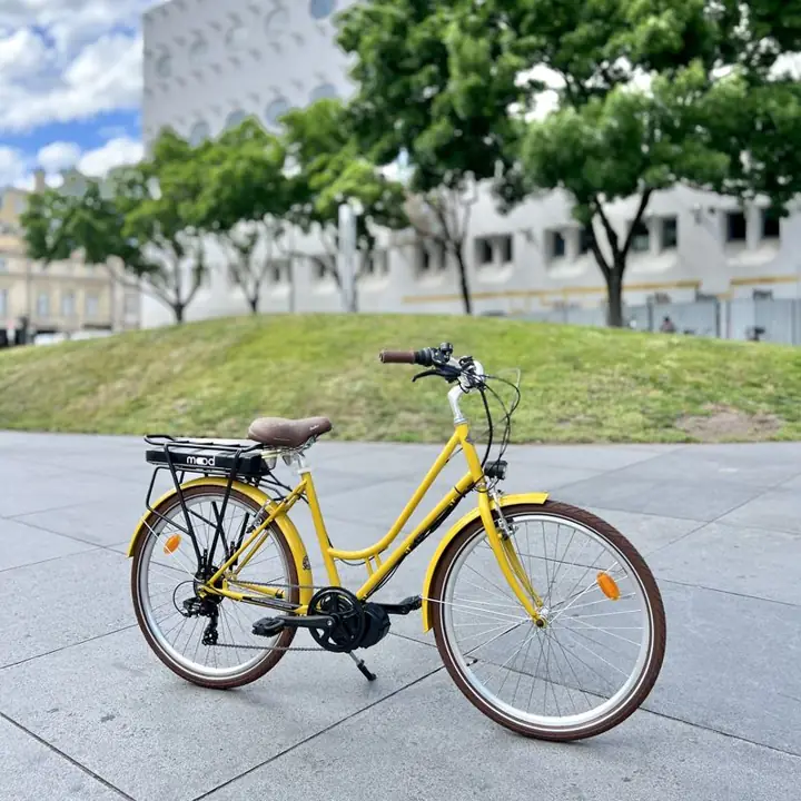 Vélo de ville électrifié par Mood, photographié dans Bordeaux