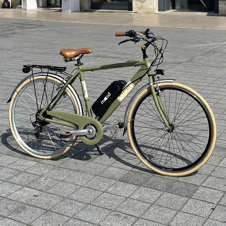 Vélo de ville électrifié par Mood, photographié dans Bordeaux