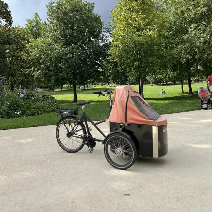 Triporteur avec capote électrifié par Mood, photographié dans Bordeaux