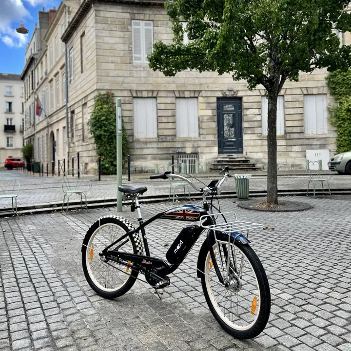Cruiser électrifié par Mood, photographié dans Bordeaux