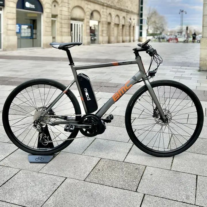 Vélo urbain sportif électrifié par Mood, photographié dans Bordeaux