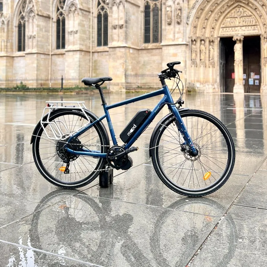 VTC bleu électrifié par Mood devant la cathédrale Saint-André