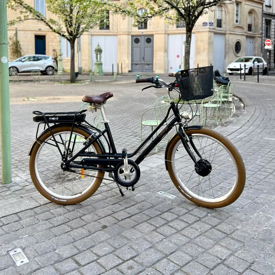 Vélo de ville noir électrifié par Mood avec moteur dans la roue avant
